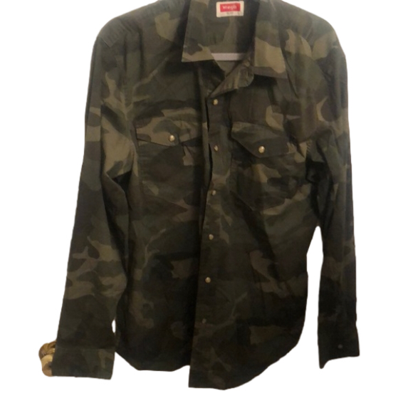 Wrangler Other - Wrangler Comoflauge Size L Button Up Shirt with snap buttons
